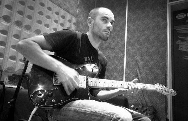Josu grabando guitarras.