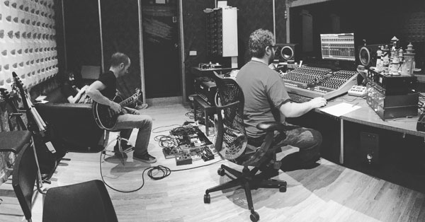 Josu grabando guitarras a las órdenes de Santi García.