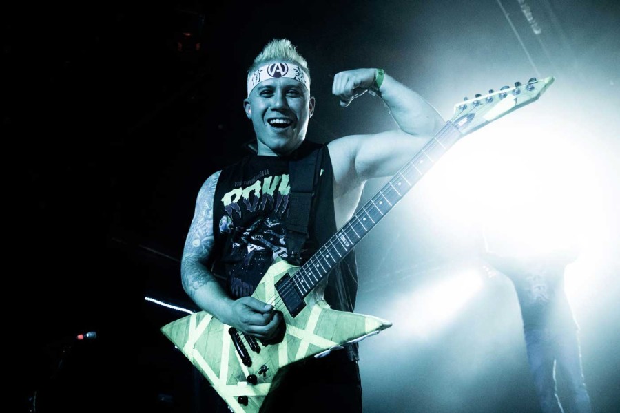 atreyu-concert-guitarra