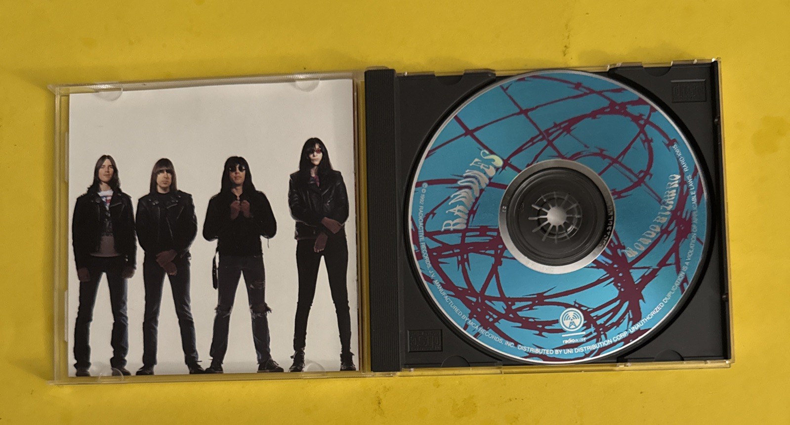 THE RAMONES MONDO BIZARRO (CD 1992) RADIOACTIVE - LIKE NEW - FREE SHIPPING
