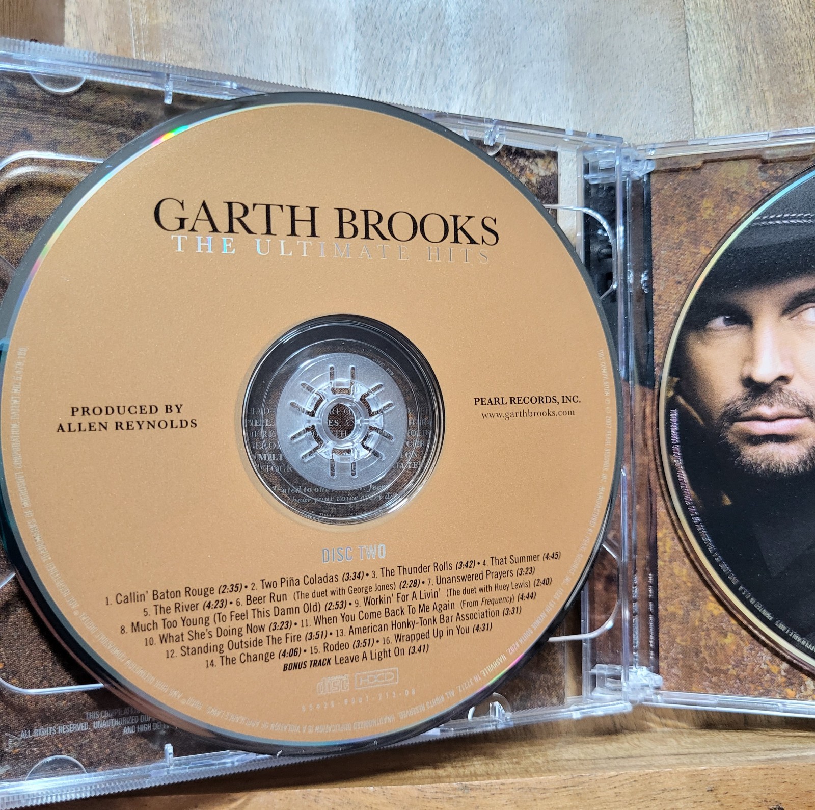 Nice! Garth Brooks The Ultimate Greatest Hits (2 CDs + 1 DVD) Collectors Series