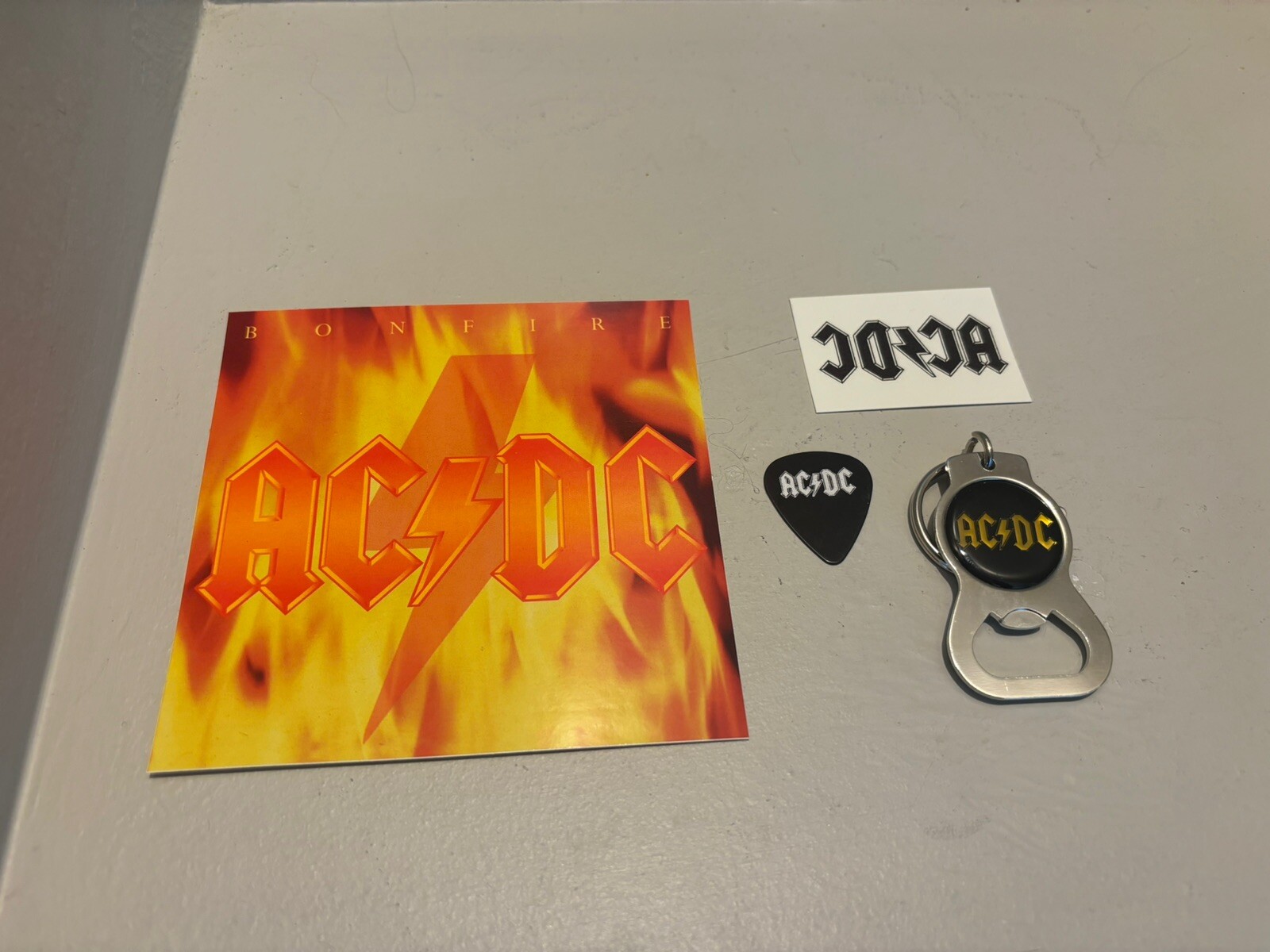 AC/DC "BONFIRE" 4 DISC BOX SET 1997- Sticker/Tattoo/Key Chain /Guitar Pick Rock