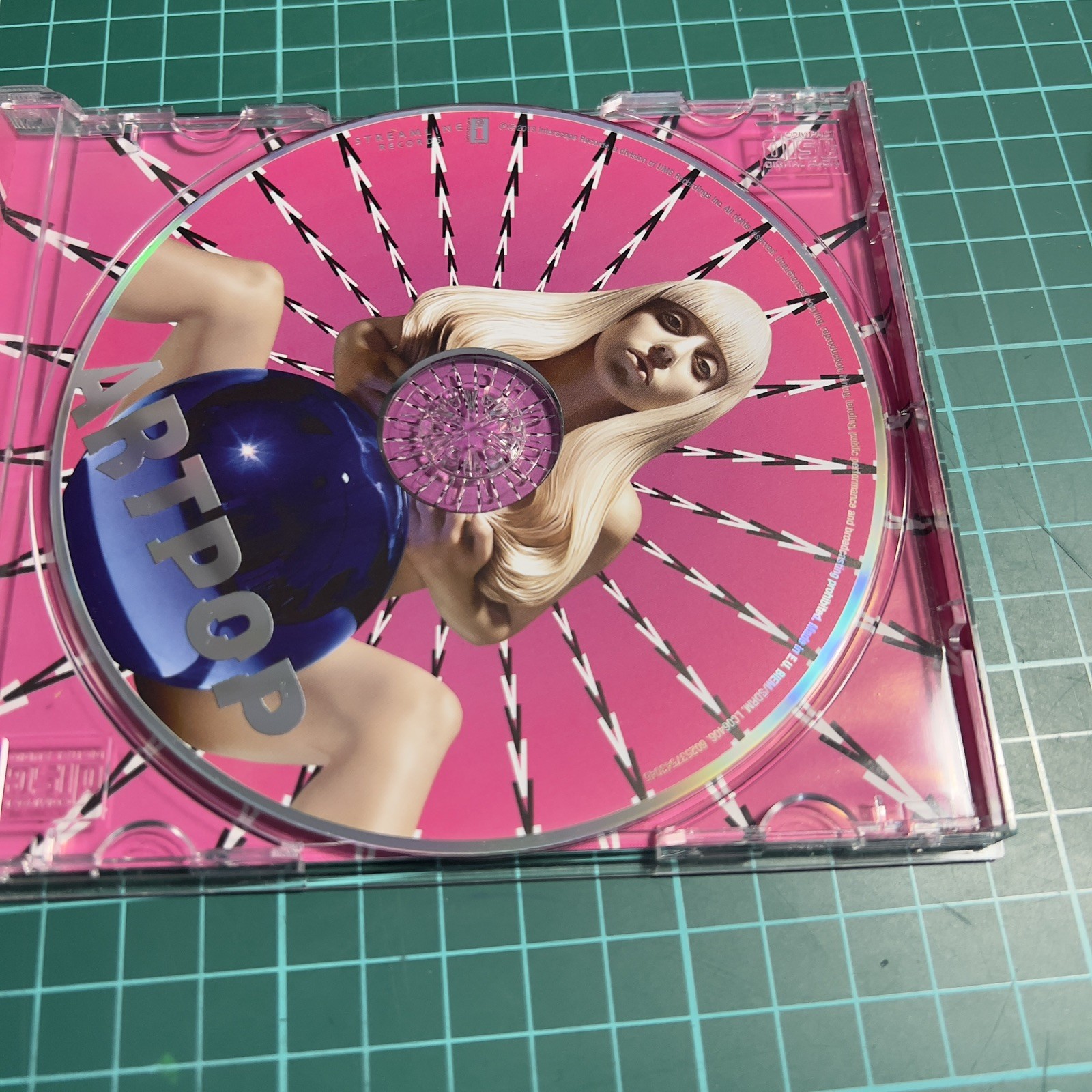 Lady Gaga ARTPOP 2013 first edition made in Europe excellent condition