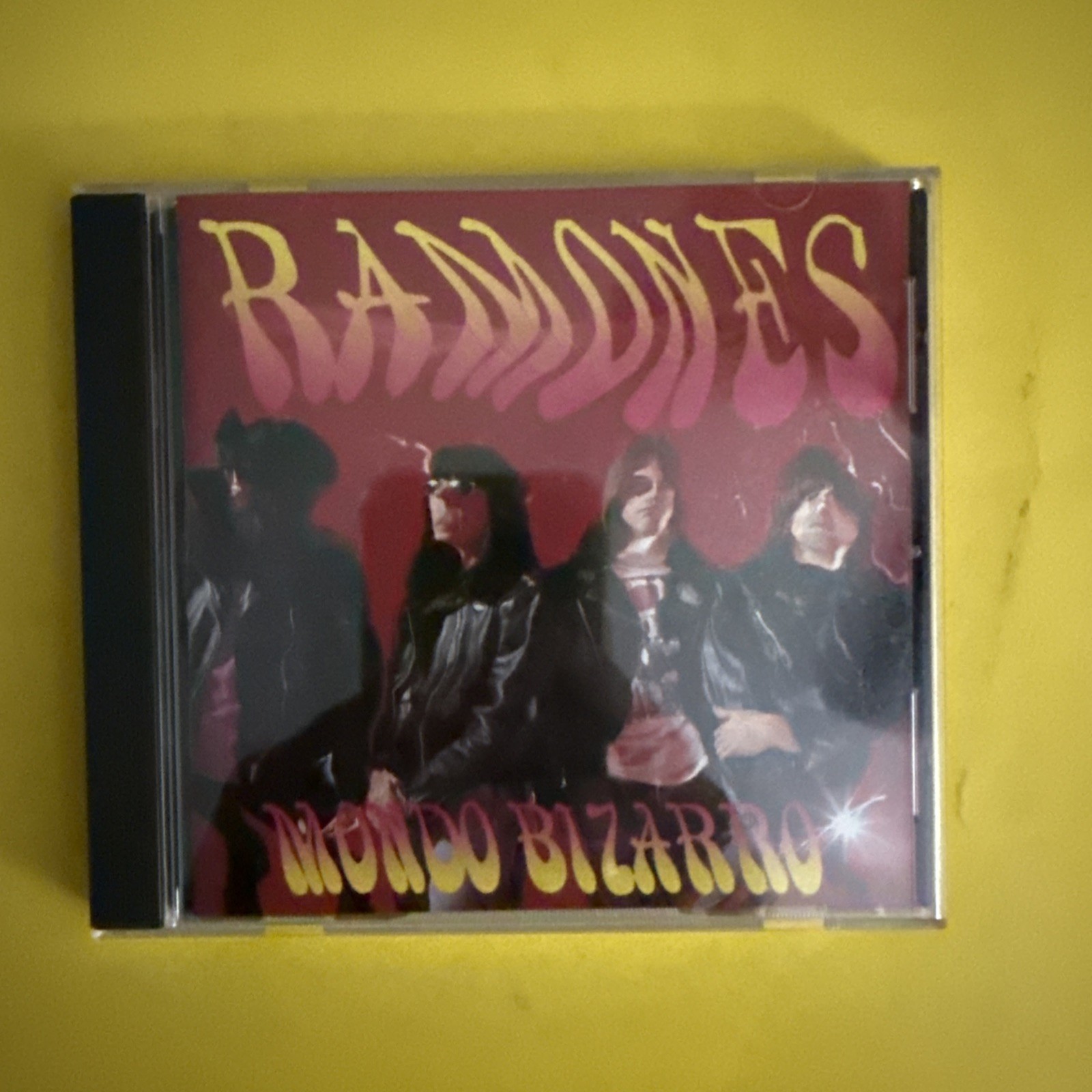 THE RAMONES MONDO BIZARRO (CD 1992) RADIOACTIVE - LIKE NEW - FREE SHIPPING