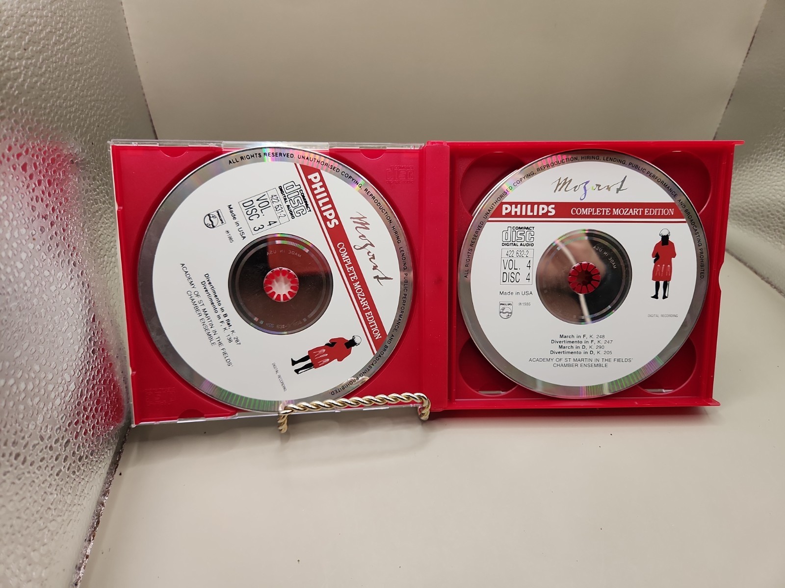 Divertimenti / Mozart Edition 4 Music CD set 5 cds + book