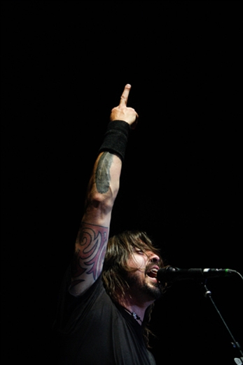 Foo Fighters aterrizaron como una buenda disculpa en teatro rock
