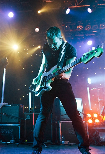 M83, sentado en el diván