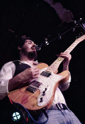 Niño y Pistola, sin levitar