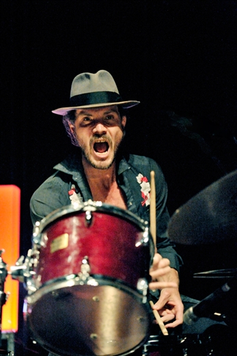 Simone Felice, con la mentre atrás