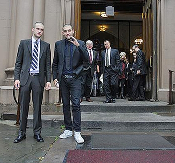 Bajo la bola de espejos