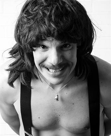 "Sólo tengo un rato para establecer una relación con el público, y los insultos y gargajos son la forma más fácil de lograr ese cometido"