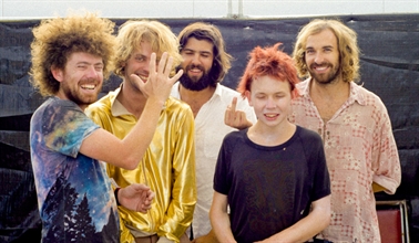 "Siempre que creemos que nos está saliendo algo muy poppy acabamos retorciéndolo"