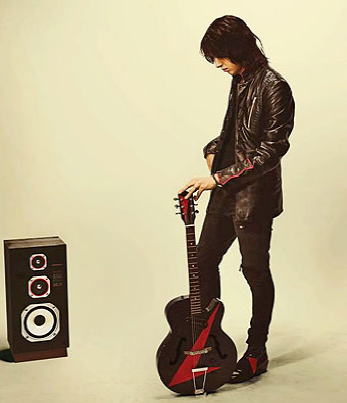 Ya se puede escuchar el primer single de Julian Casablancas