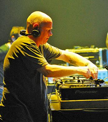 The Orb y David Gilmour colaboran en un disco excepcional