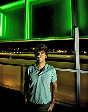 El Guincho te enseña a surfear