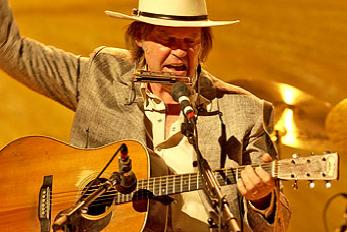 Neil Young pierde parte de sus instrumentos en un incendio