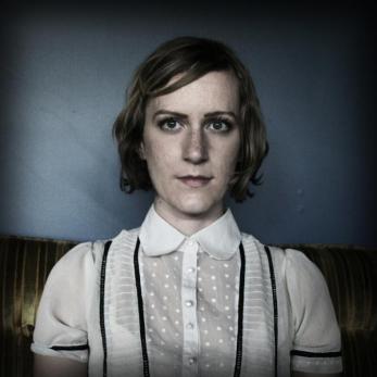 Laura Gibson en dELUXE