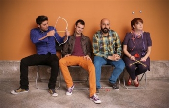 The Birkins busca pequeñas piezas para el clip de "Poptimist"