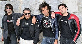 Txapelpunk versiona clásicos del punk rock vasco