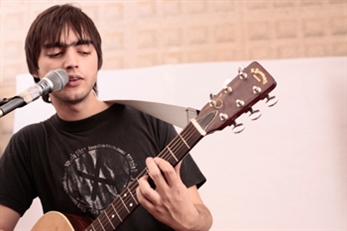 Checopolaco, debut entre bambalinas