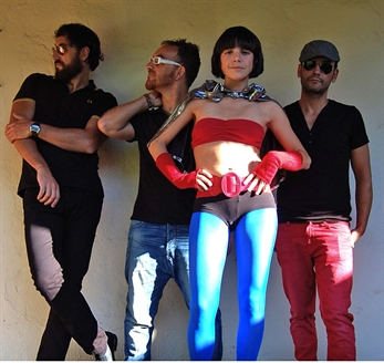 La Niña Hilo nos introducen en su nuevo sonido con “Prologo”