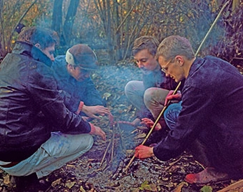 Django Django y Kings Of Convenience al Dcode