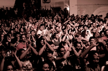 Ojeando recibe al séquito indie