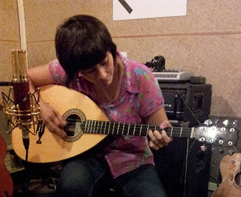 Lidia Damunt interpreta en acústico "Edificios con vistas al mar".