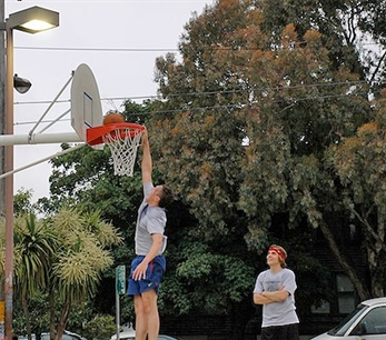 Arcade Fire juegan al basket por caridad