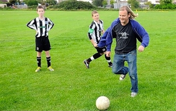 Portishead juegan al fútbol por los huérfanos