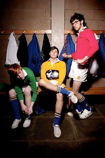 Two Door Cinema Club versionean a Metallica