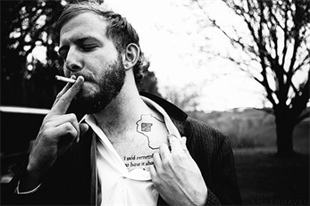 Bon Iver invita a sus fans a diseñarle un tattoo
