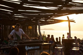 Burn Energy Drink presenta la serie "Residency"