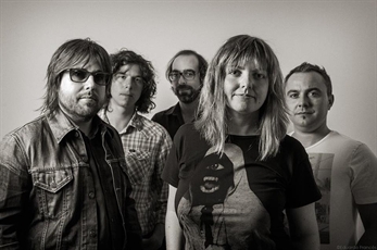 Euro Trash Girl a punto de editar "Floating Down Memory Lane"