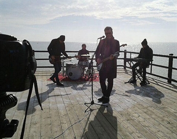 Kike Maíllo rueda con La Habitación Roja y Frank-T