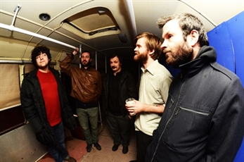 Picore versionan el disco Q/A de Devo