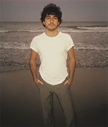 El Guincho sorprende compartiendo 25 minutos de música