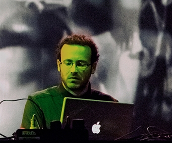 Komatssu edita su primer LP