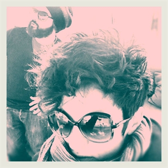 Julián de Love Of Lesbian y That Girl With Dark Eyes trabajan juntos