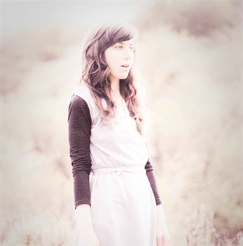 Julia Holter versiona a Paolo Conte