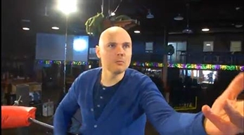 Billy Corgan hace un anuncio de muebles para promocionar su empresa de lucha libre