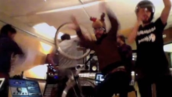 The Right Ons se hacen un "Harlem Shake"