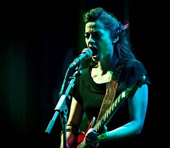 Ainara LeGardon comparte tema inédito