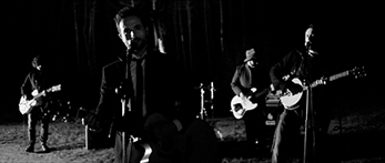 Lazy continua con la gira Across Around Tour