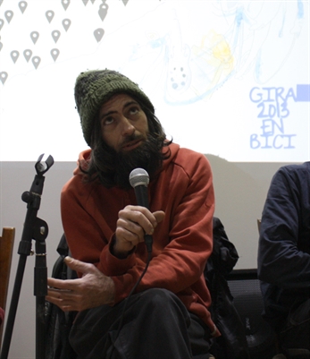 Paul Fuster, gira en bicicleta