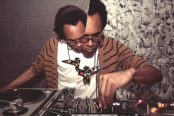 Zemos98 celebra su niña bonita