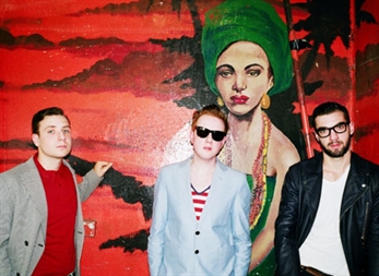 Two Door Cinema Club pierden la cabeza en su nuevo clip