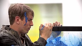 Suede presenta el video de “Hit Me”