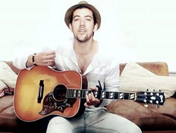 Fresneda presenta su “ISC” en Costello