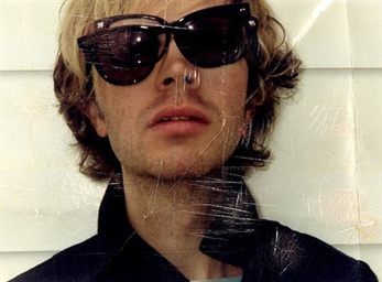 Escucha “Defriended” de Beck